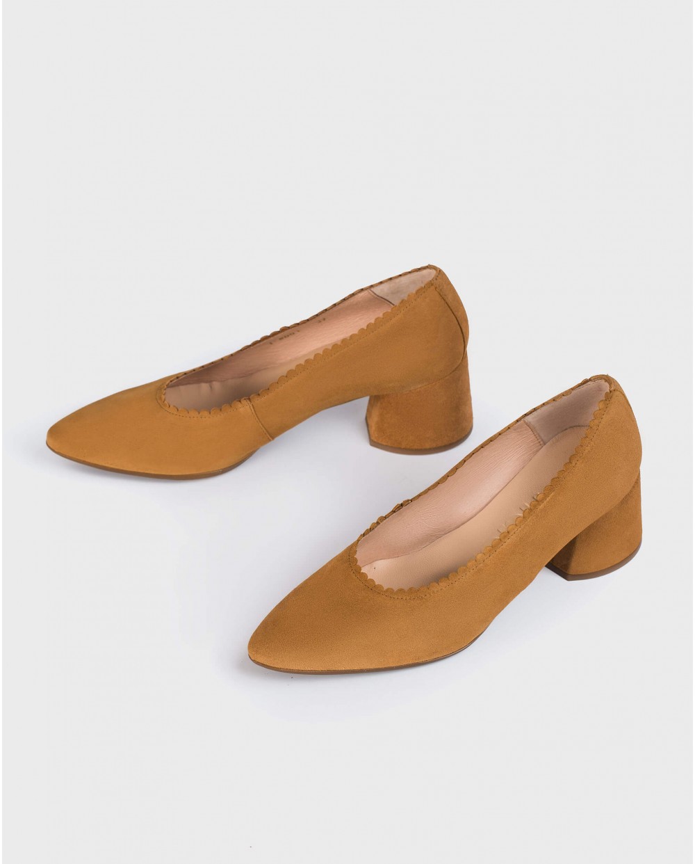 Midi-heeled court shoe