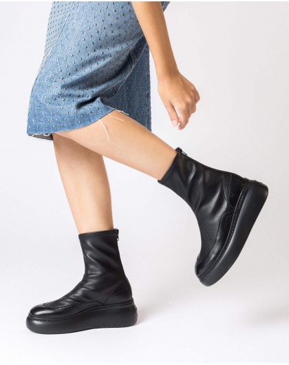 Black Yuri ankle boot