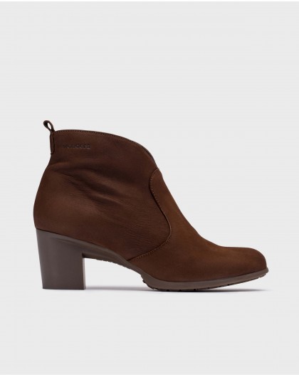 Brown V-cut ankle boot