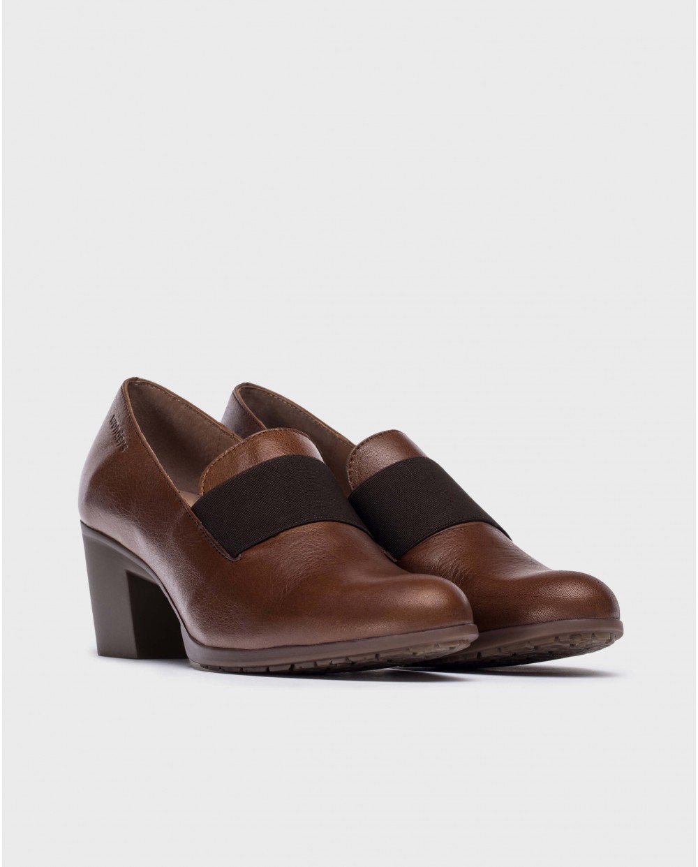 Brown elastic shoes