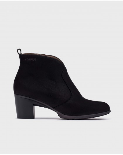 Wonders-Boots-Black V-cut ankle boot