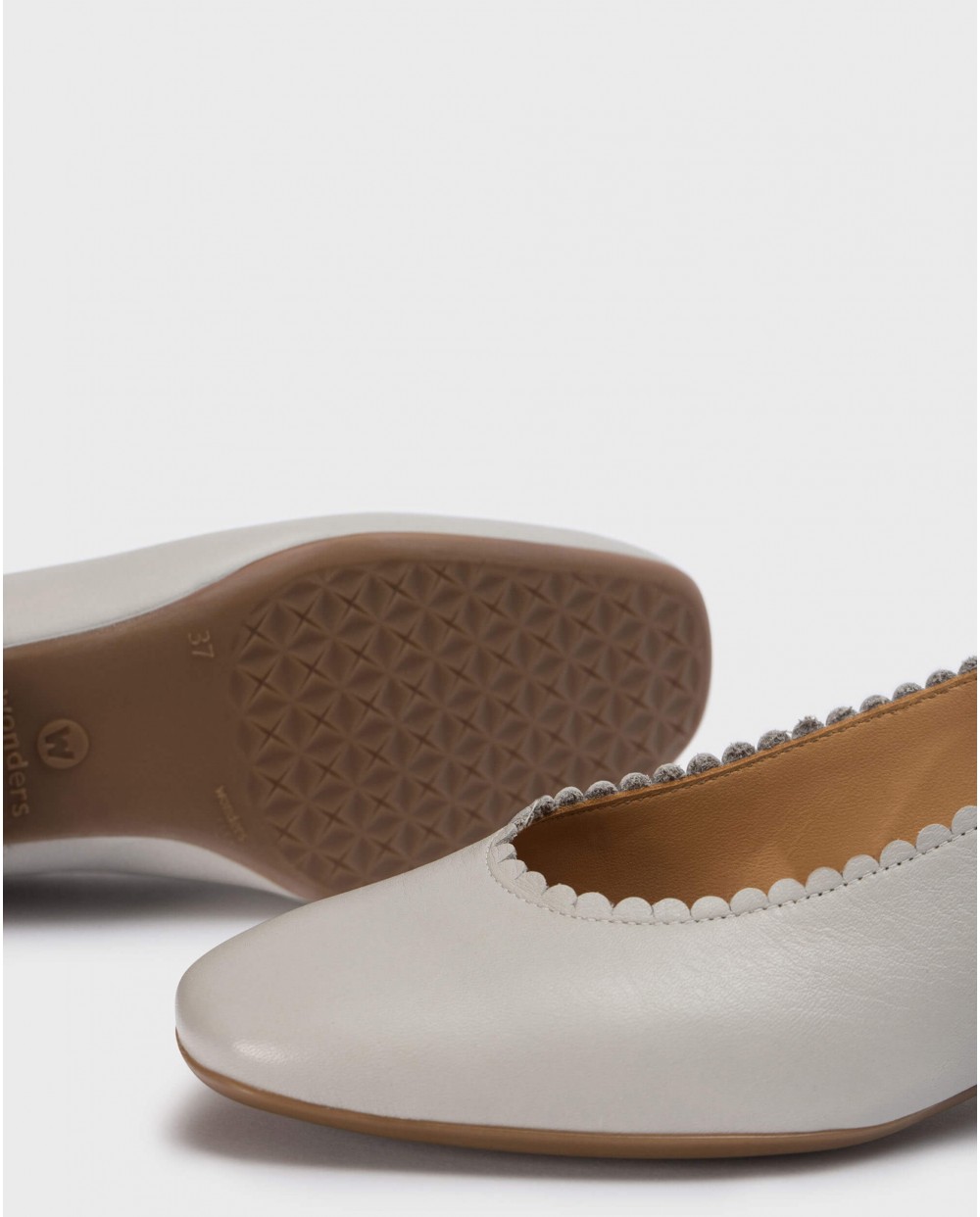 Circular leather shoe