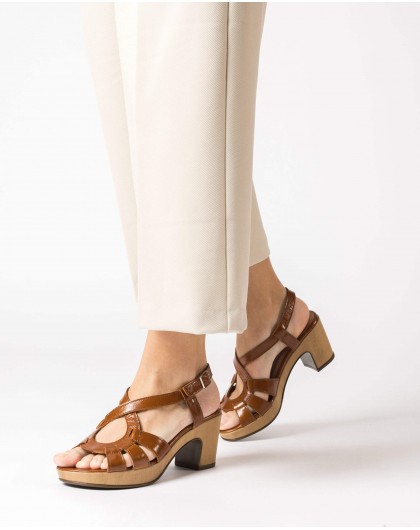 Sandal with criss-cross strap