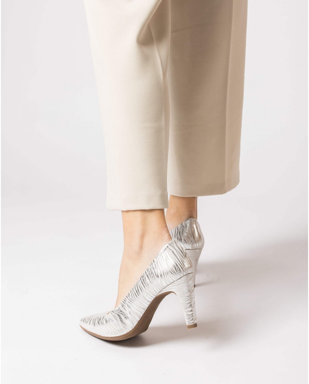 White Shoe Pump