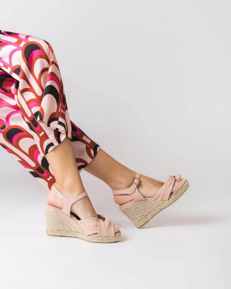 Alpargatas con cuña de yute trenzado en color beige combinadas con falda vaquera para un look casual de verano