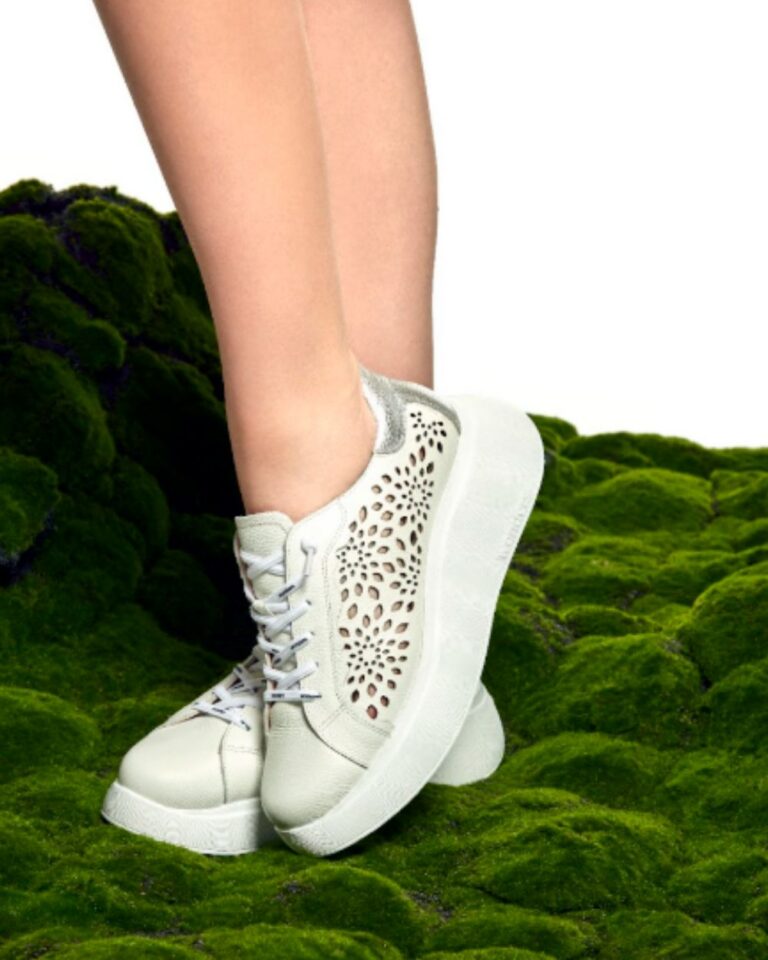 Calzado femenino blanco hecho en España, estilo moderno y confortable