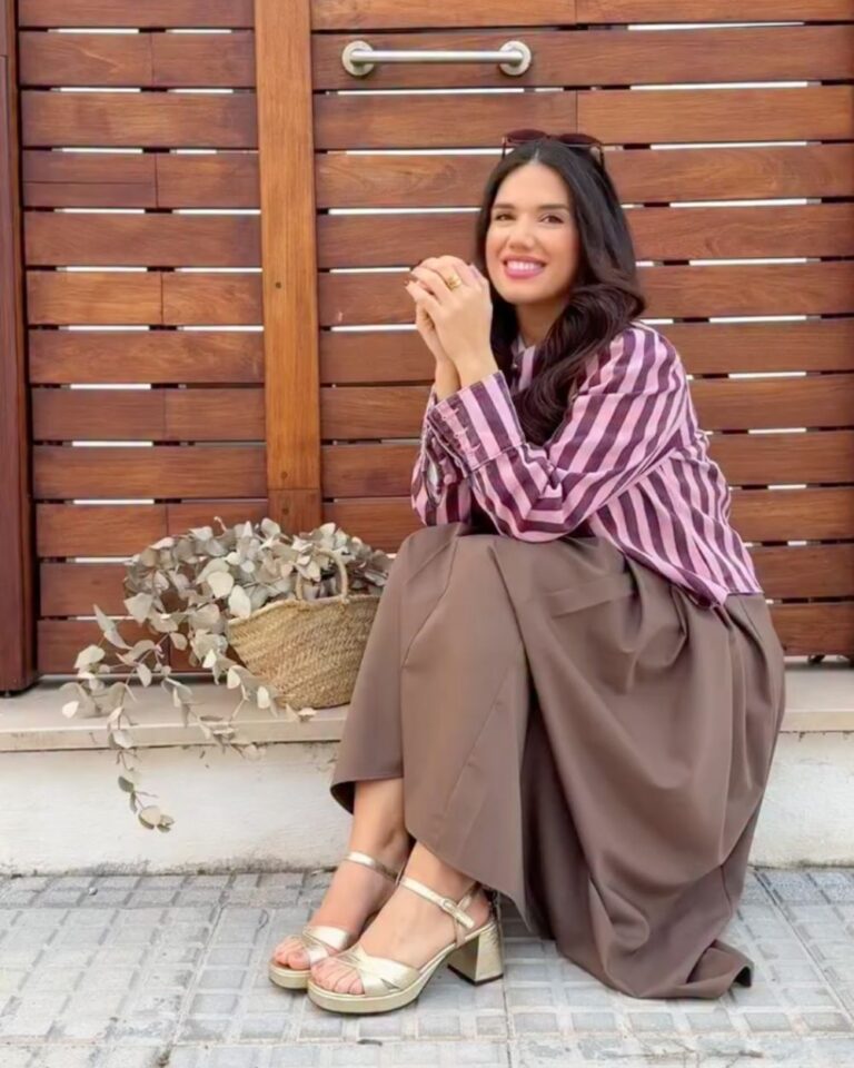 Con qué combinar sandalias doradas para bodas y eventos de verano
