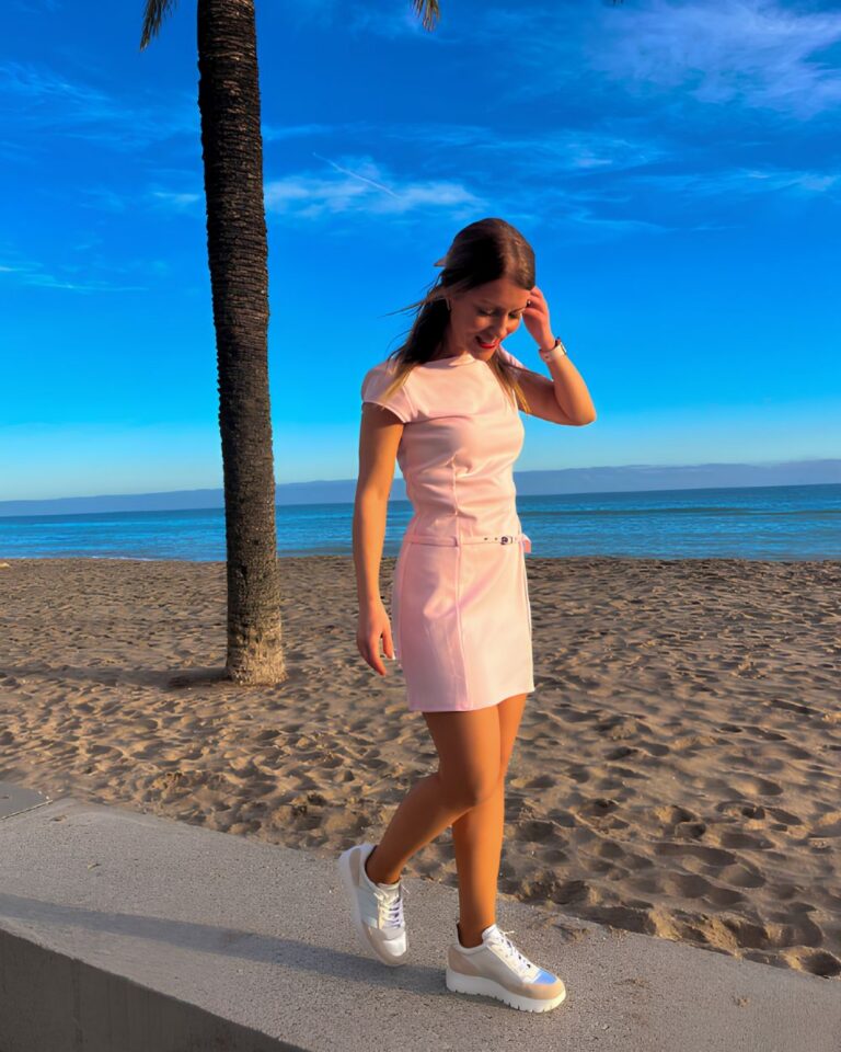 Mujer caminando con zapatos hechos en España frente al mar